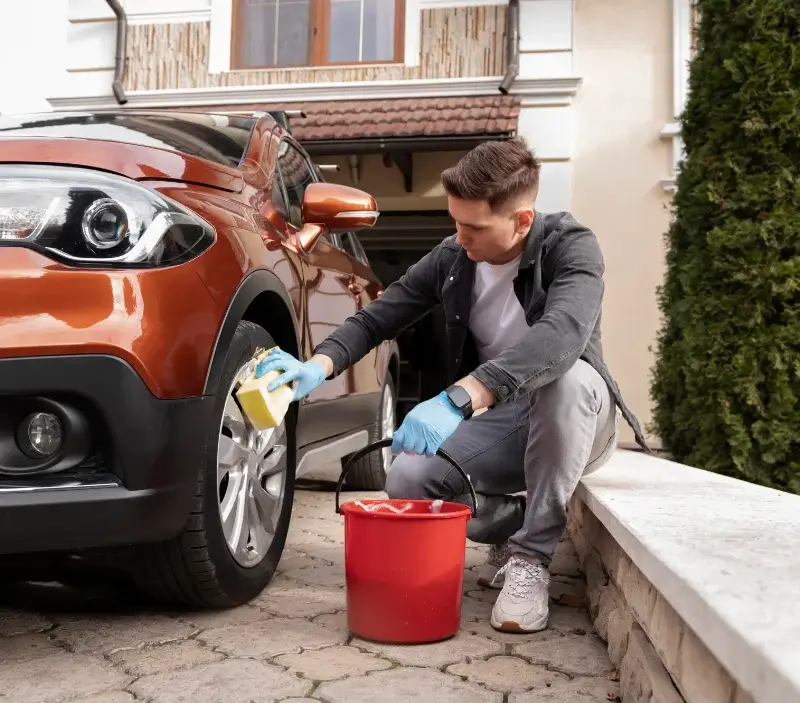 Lavage auto à domicile Haute Savoie : professionnel intervenant sur un véhicule